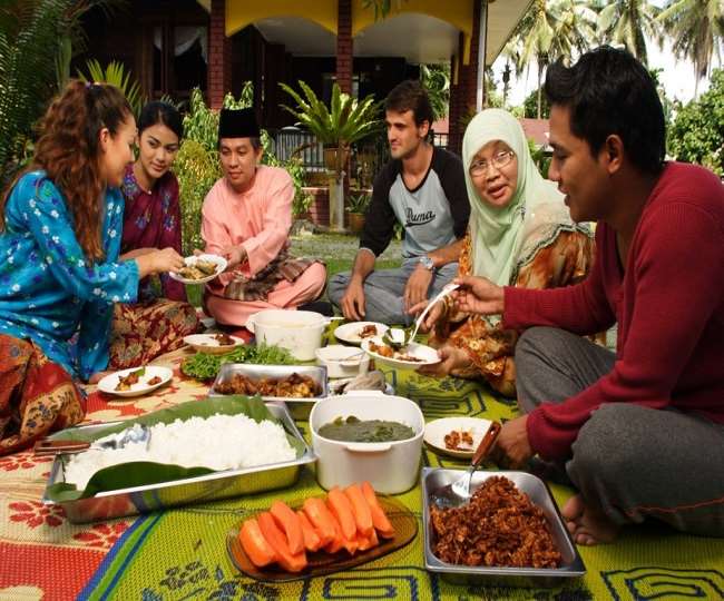 Eating Benefits on the Floor: फर्श पर बैठ कर खाना खाएंगे तो तंदुरुस्त रहेंगे, जानिए फायदे - Benefits of Eating While Sitting on the Floor