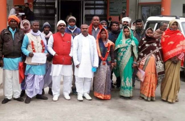 लखनौर व झंझारपुर में बूंदाबांदी के बीच पंचायत प्रतिनिधियों ने ली शपथ