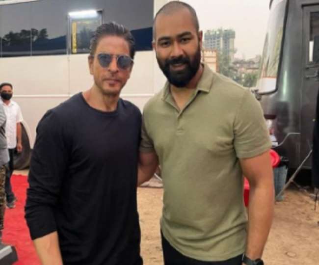 Shah Rukh Khan picture from sets of 'Pathan' goes viral.