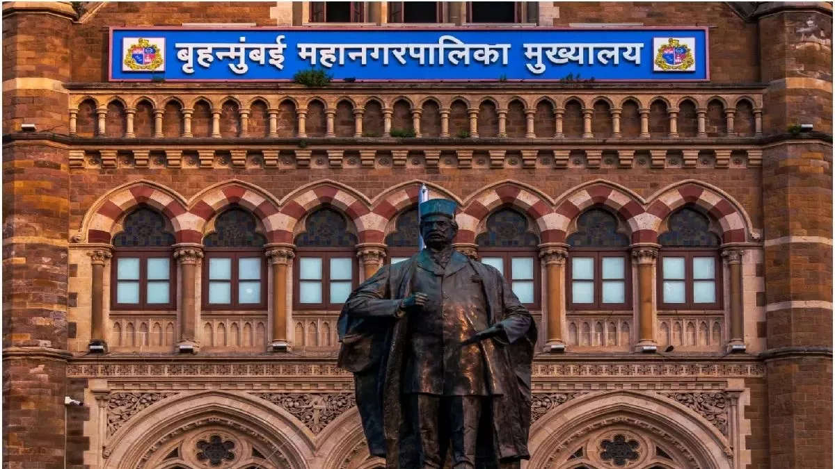 Mumbai: शिवसेना के दोनों गुटों में भिड़ंत, बीएमसी प्रशासन ने सील किए सभी पार्टी कार्यालय