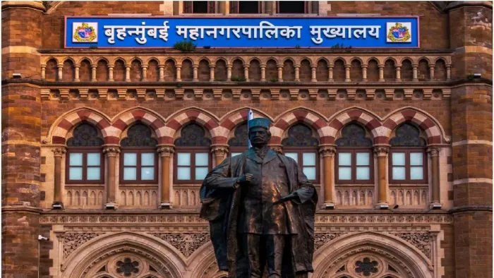 शिवसेना के दोनों गुटों में भिड़ंत, बीएमसी प्रशासन ने सील किए सभी पार्टी कार्यालय।
