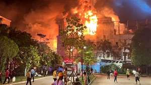 कंबोडिया के एक होटल में आग का दृश्य।