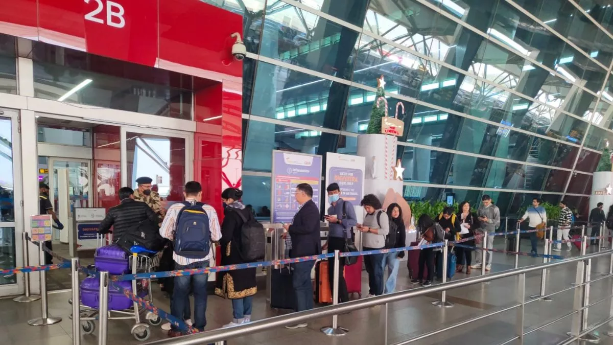 Delhi Airport पर यात्रियों की आवाजाही दो लाख के पार, लगातार बढ़ रहे यात्री - Passenger movement at Delhi airport crossed 2 lakh