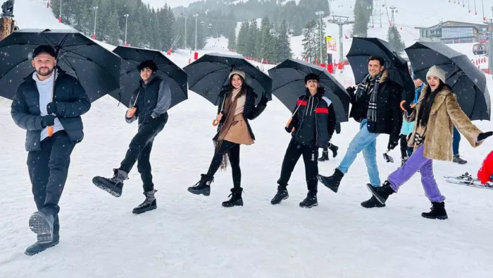 Hrithik Roshan Girlfriend: ऋतिक रोशन अपनी गर्लफ्रेंड के साथ पोज कर रहे है।