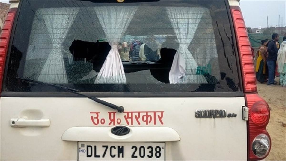 https://www.jagranimages.com/images/newimg/29122022/29_12_2022-noida_administration_team_attack_23276497.jpg