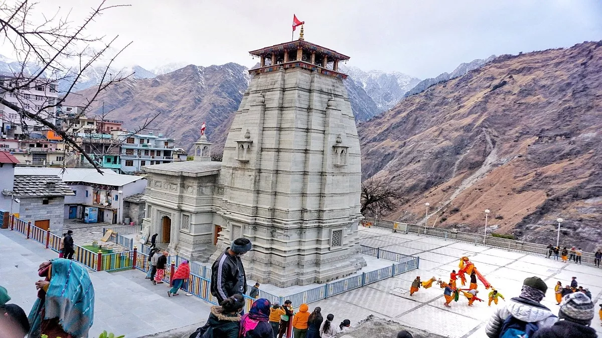 चारधाम दर्शन : शीतकाल में भी जागृत हैं देवभूमि के ईष्ट, दूर-दूर से दर्शन करने पहुंच रहे श्रद्धालु