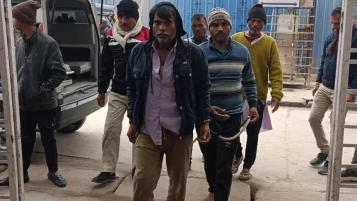 गिरफ्तार आरोपितों को लेकर जाती पुलिस। (जागरण फोटो)