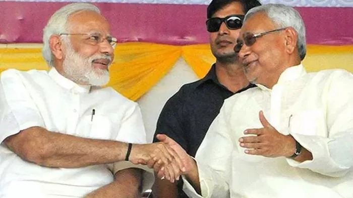 नीतीश कुमार के साथ प्रधानमंत्री नरेंद्र मोदी। (फाइल फोटो)