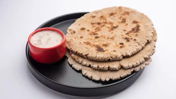 Bajre ki Roti खाने से शुगर को भी कंट्रोल किया जा सकता है। ( Pic Courtesy : Freepik)