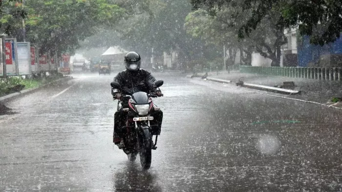 बिहार में बारिश से बदला मौसम का मिजाज