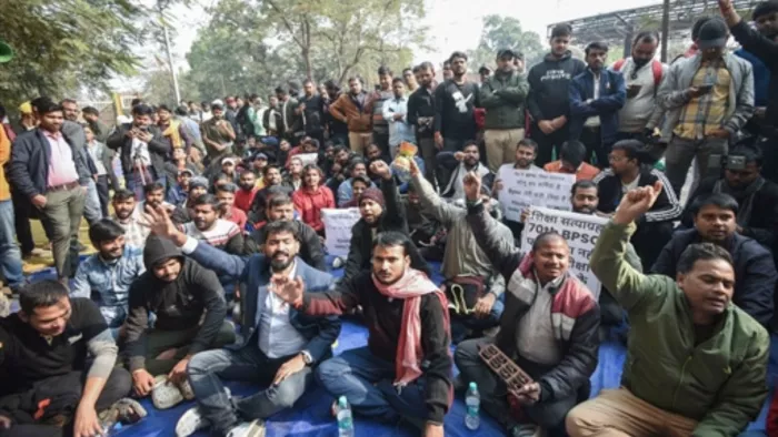 गांधी मैदान में जुटे बीपीएससी अभ्यर्थी। फोटो-एनएनआई