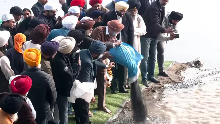 पूर्व प्रधानमंत्री मनमोहन सिंह की अस्थियां यमुना में प्रवाहित।