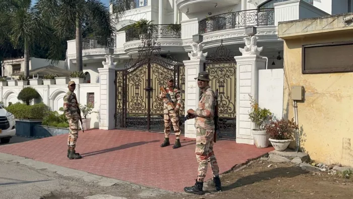 सुरेंद्र गर्ग व उसके पार्टनर के आवास और फैक्ट्री पर आयकर विभाग की छापेमारी।
