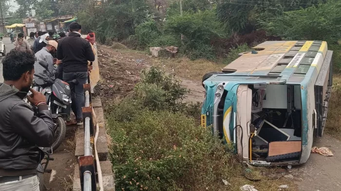 Khandwa bus accident खंडवा में बस पुल से नीचे गिरी। (सांकेतिक तस्वीर)