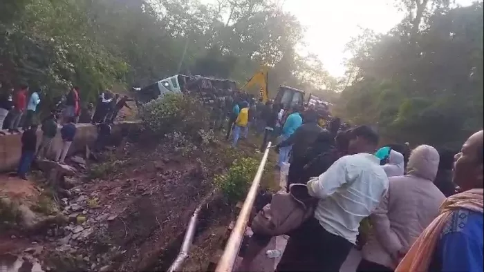 हादसे का शिकार हुई बस का बचाव करती प्रशासन की टीम।