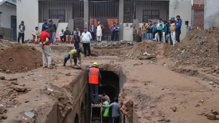 Sambhal News: चंदौसी लक्ष्मणगंज स्थित वाबड़ी खोदाई के दौरान मौके पर जमा लोगों की भीड़। जागरण
