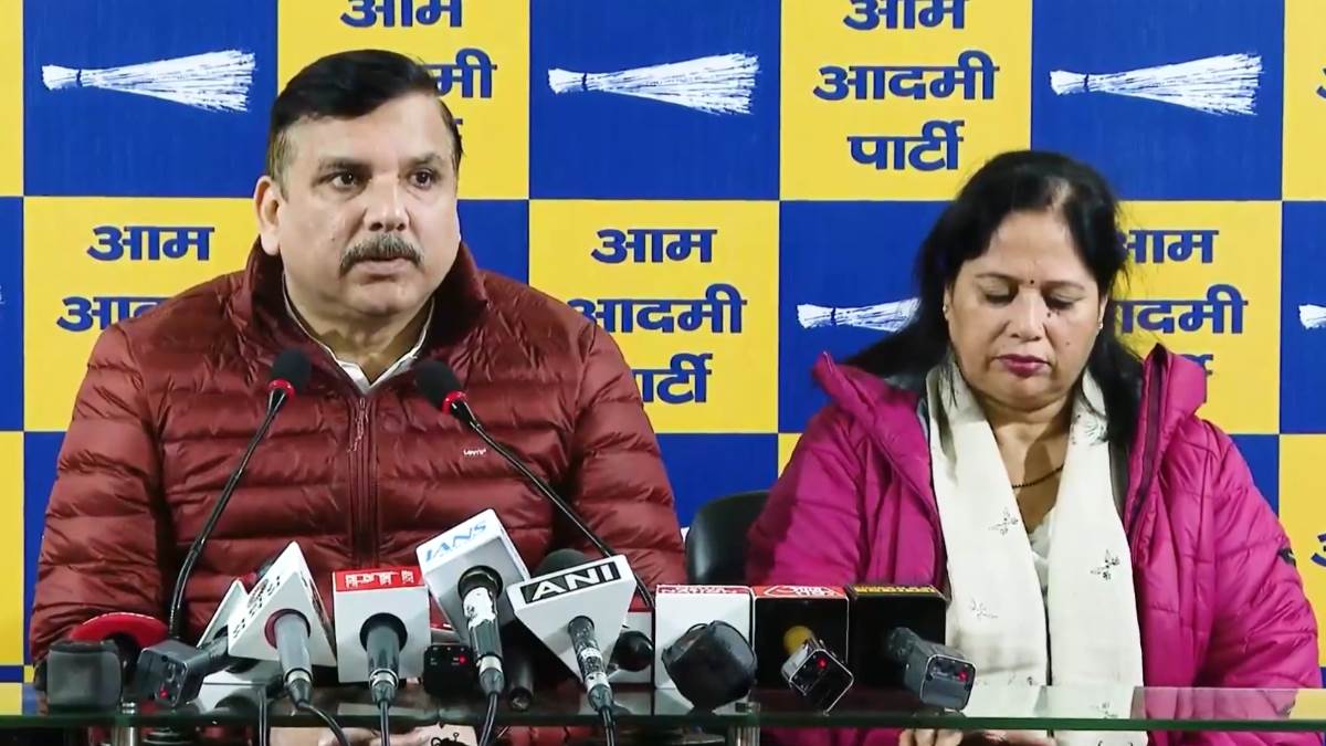 क्या मेरी धर्मपत्नी रोहिंग्या घुसपैठिया है, जो उनका वोट काटने का आवेदन दिया', संजय सिंह का BJP पर हमला - AAP MP Sanjay Singh Accuses BJP of Attempting to Disenfranchise His Wife