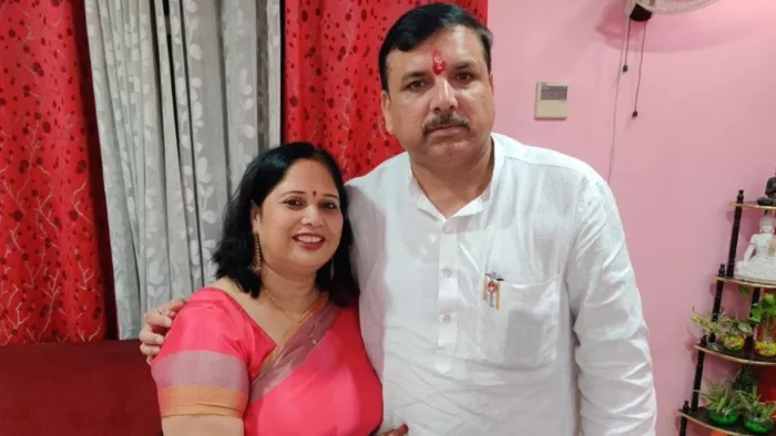 आप सांसद संजय सिंह अपनी पत्नी अनीता सिंह के साथ। फाइल फोटो सौ.- सोशल मीडिया।