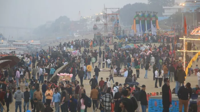 Varanasi Weather Update नए साल पर पर्यटकों की अस्सी घाट पर उमड़ रही भीड़ । जागरण