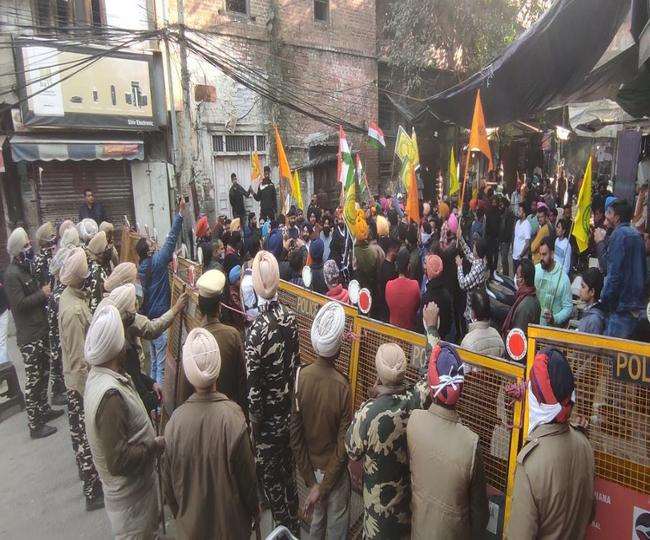 भाजपा की तिरंगा यात्रा के मद्देनगर गश्त करती पुलिस। (जागरण)