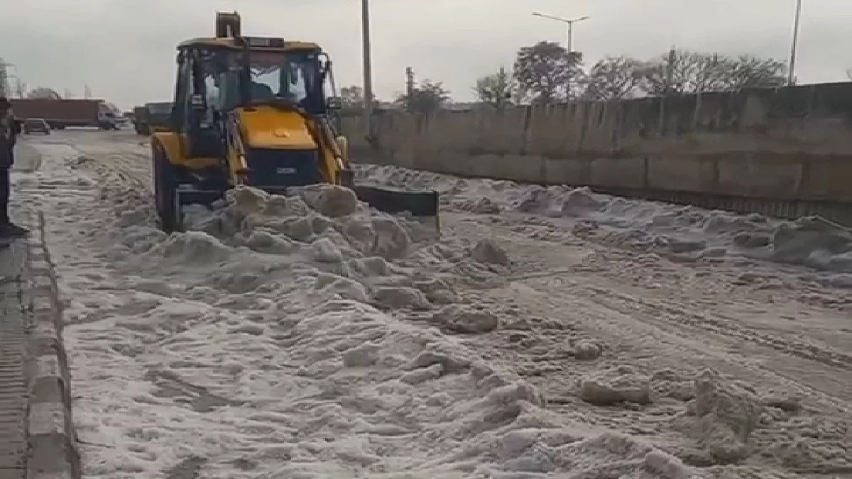 Rajasthan Weather: ओलावृष्टि ने बदली उदयपुर की सूरत, आधा फीट तक बर्फ की चादर बनी ;तापमान में मामूली गिरावट