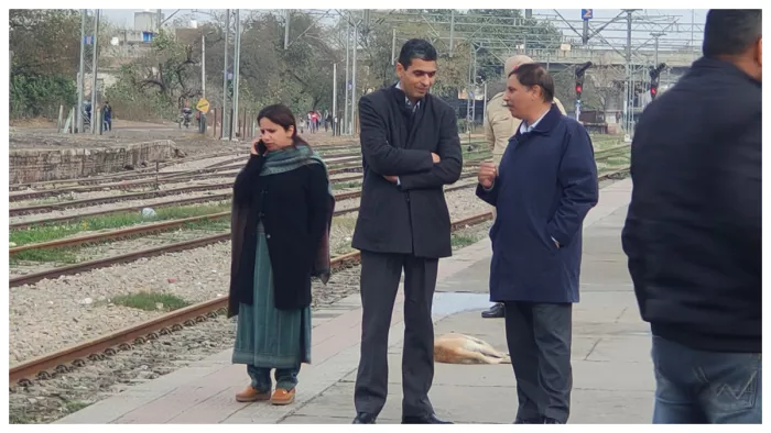 Punjab: बटाला रेलवे ट्रैक पर किसानों का धरना प्रदर्शन जारी, दौरा करने पहुंचे आईजी बॉर्डर रेंज अमृतसर मोनिश चावला