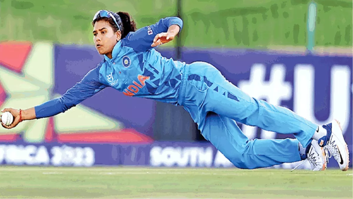 अंडर-19 विश्वकप के दौरान अर्चना देवी ने डाइव लगाकर एक हाथ से कैच लपककर रयाना मैकडोनाल्ड गे को आउट कराया