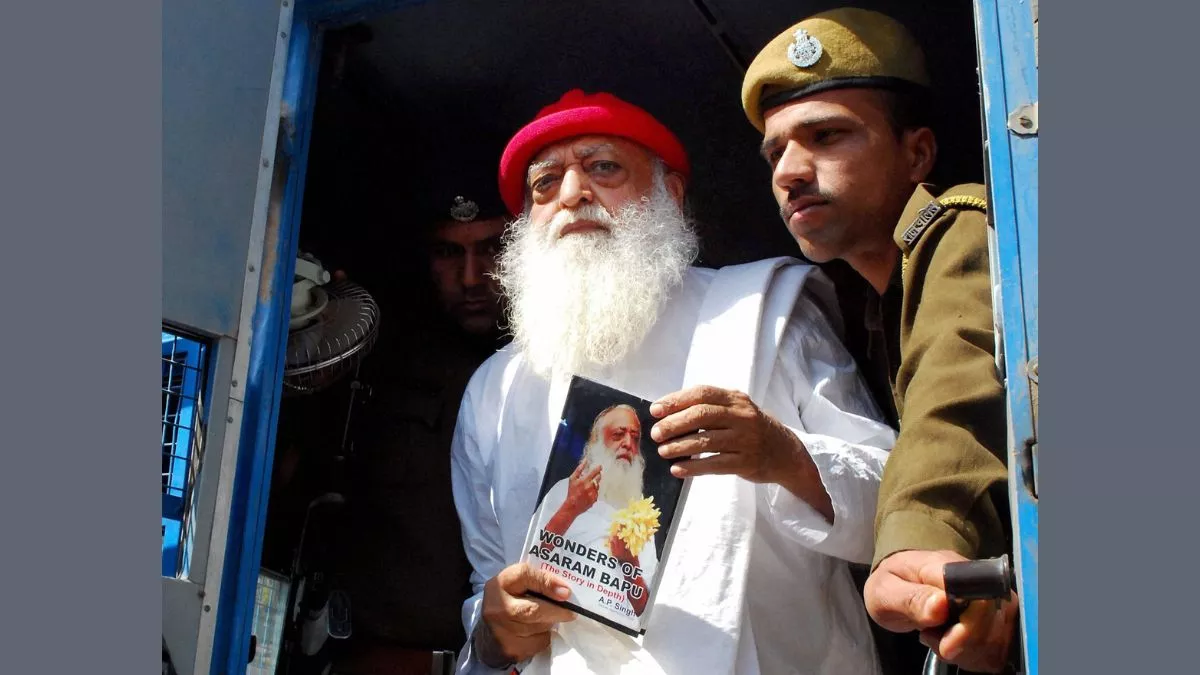 Asaram Bapu: शिष्या से दुष्कर्म मामले में आसाराम बापू को कोर्ट से लगा झटका, अदालत ने दिया दोषी करार