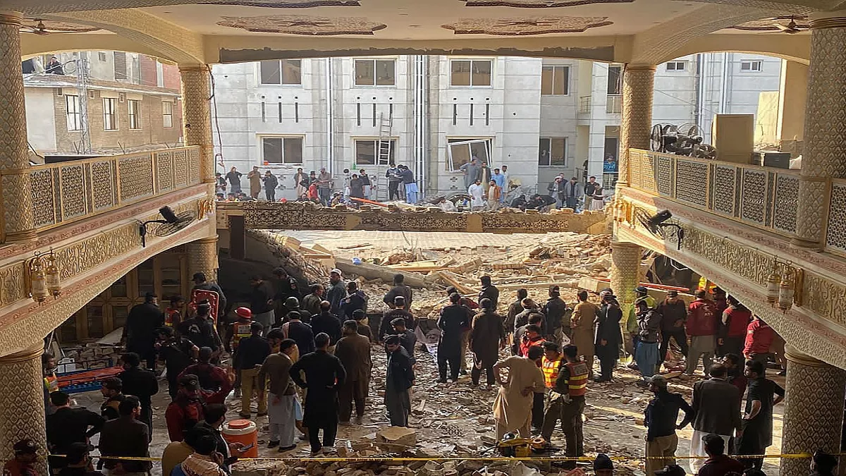 पाकिस्तान के पेशावर की मस्जिद में आत्मघाती हमला, 25 की मौत, 100 से ज्यादा घायल - Suicide attack in Pakistan's Peshawar mosque, 25 killed, more than 100 injured