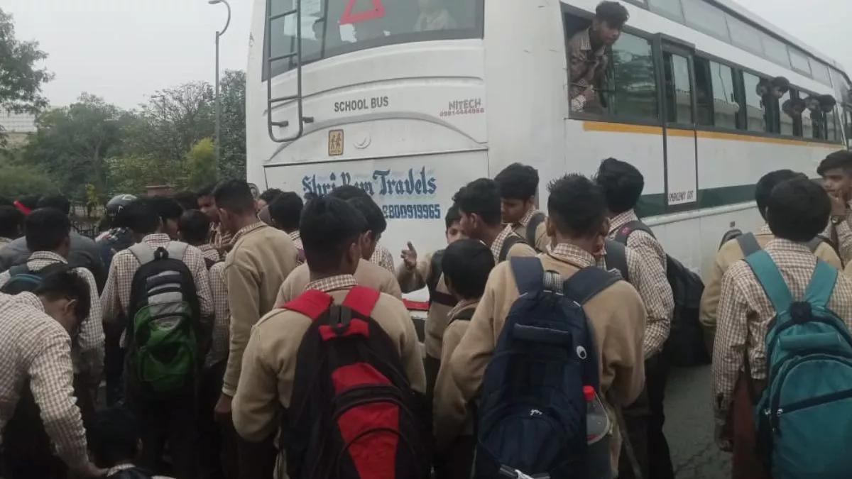 Delhi Bus Accident: दिल्ली के IGI स्टेडियम के पास चार बसें टकराई, 25 स्कूली बच्चे घायल