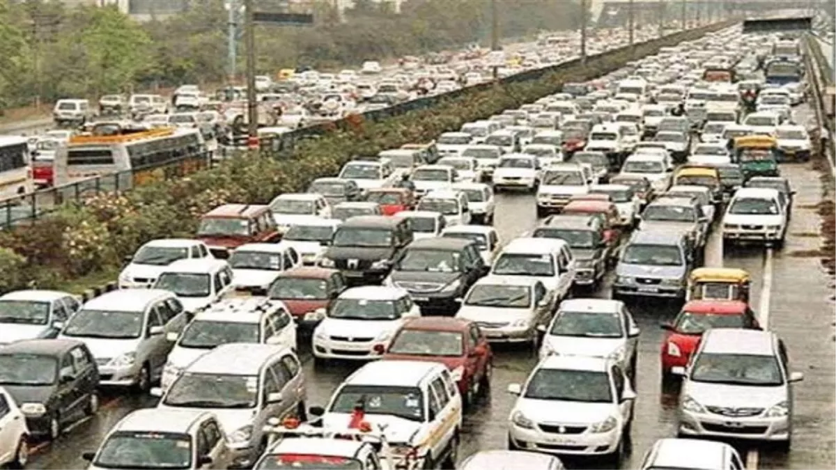 Delhi Traffic Jam: राजघाट की ओर VIP मूवमेंट की वजह से सेंटर दिल्ली में लगा भीषण जाम