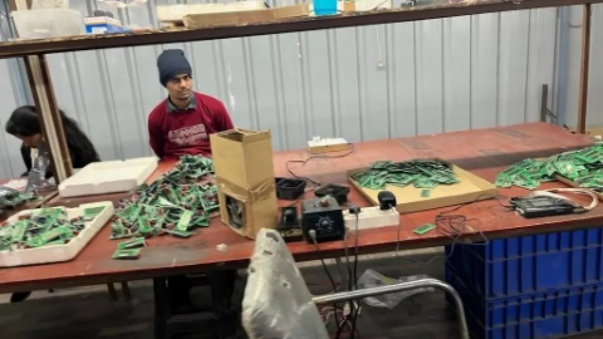 गाजियाबाद में नकली बिजली मीटर बनाने वाली फैक्ट्री का भंडाफोड़