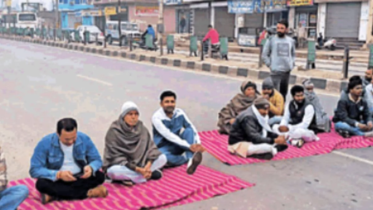 ई-टेंडरिंग के विरोध में जींद के नरवाना व उझाना खंड के सरपंच दिल्ली-पटियाला हाईवे पर जाम लगाते सरपंच।