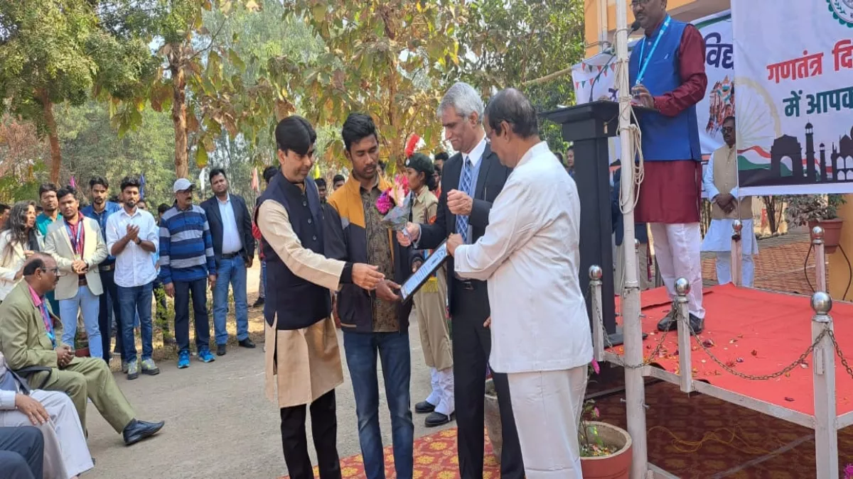 नक्सल प्रभावित गांव के छात्र कृष्णपद सोरेन ने कोल्हान विश्वविद्यालय में टॉपर बनने का गौरव हासिल किया है।