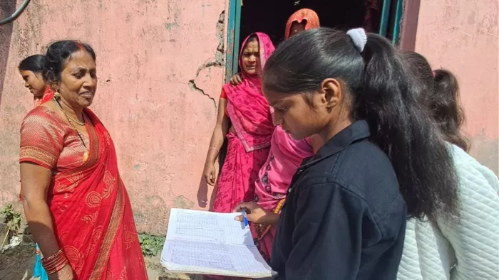 मध्यान भोजन योजना की जांच करती मुखिया काजल कुमारी। जागरण