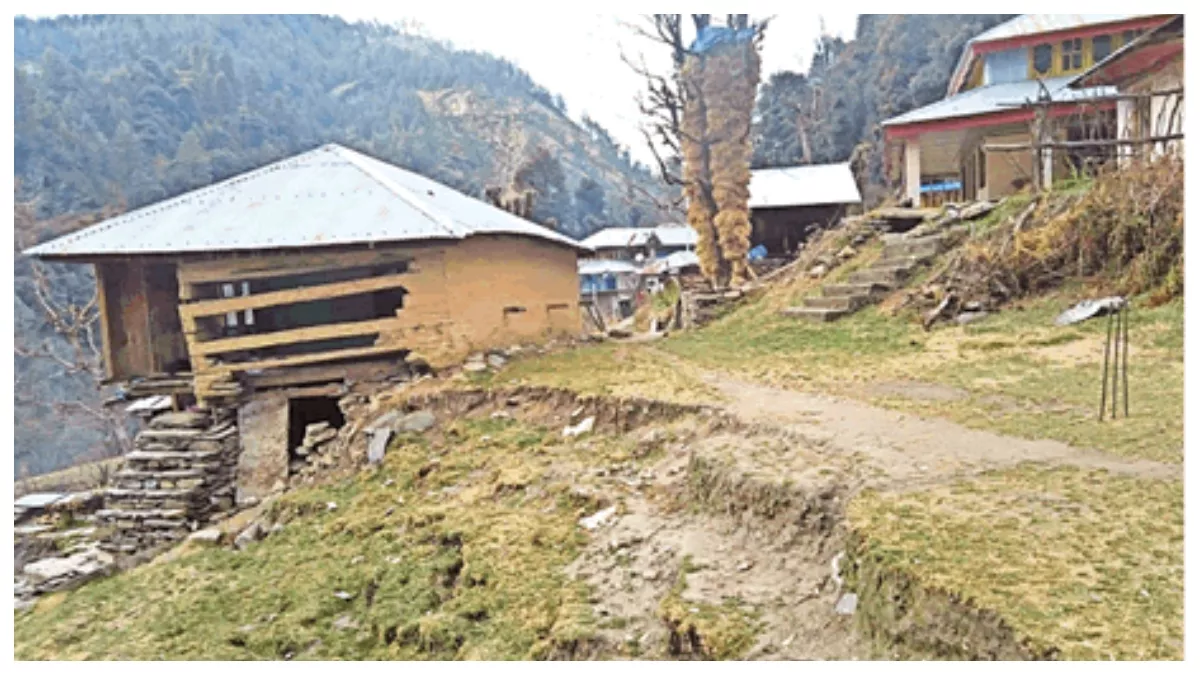 Shimla News: शरनाल गांव की धंस रही जमीन, एक घर चपेट में आया, डर के साये में रहने के लिए मजबूर लोग