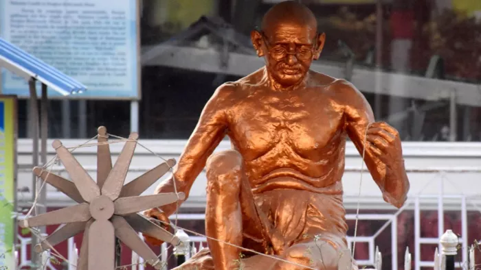 Mahatma Gandhi Death Anniversary: गांधी मैदान स्थित गांधी संग्रहालय प्रांगण में चरखा चलाती बापू की प्रतिमा। l जागरण
