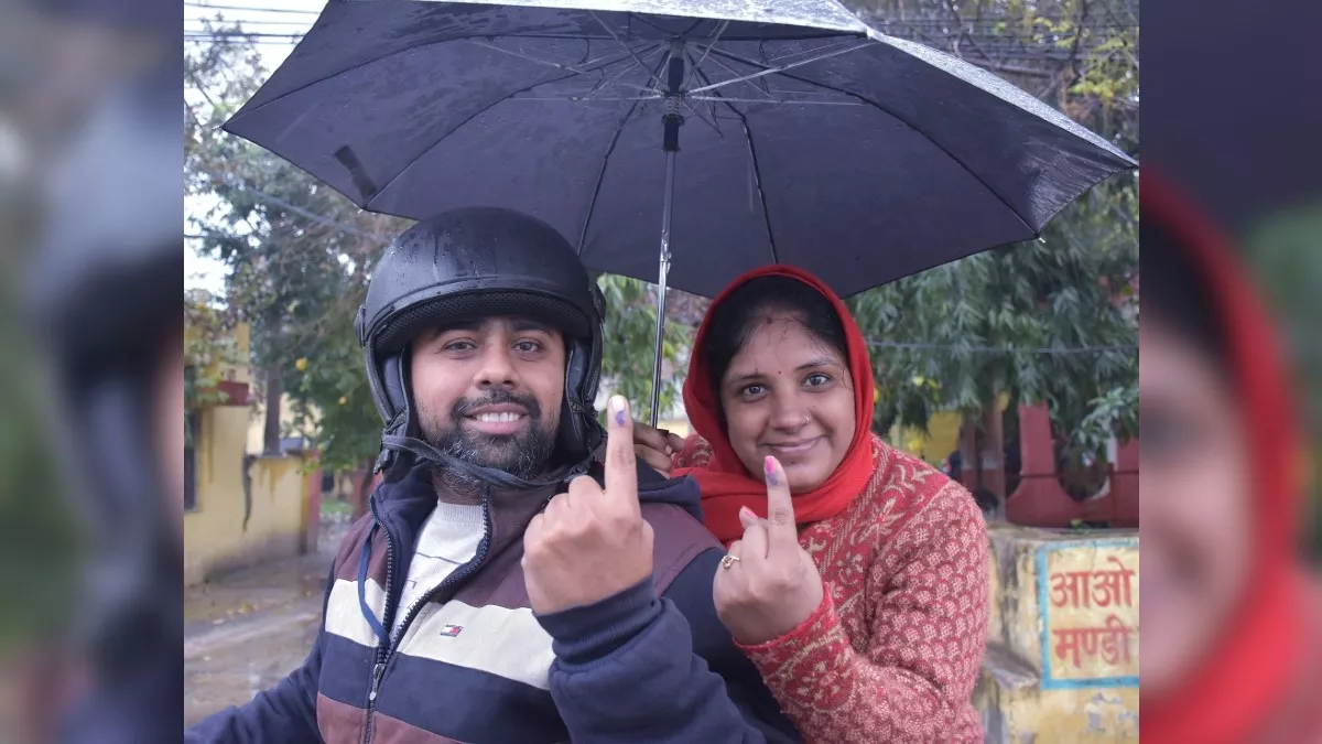 मंडी समिति से वर्षा के बीच मतदान करने के बाद निशान दिखाते मतदाता। जागरण