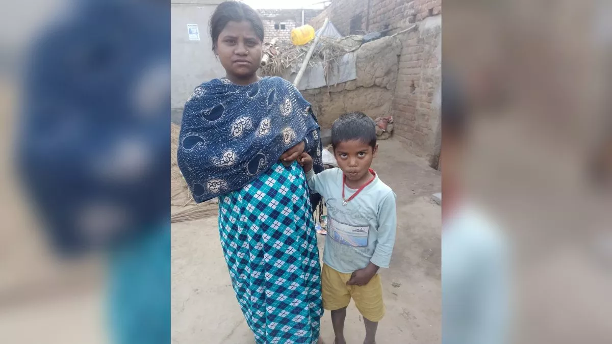 मकान सील होने के बाद सड़क पर बहू सविता कुमारी एवं पोता