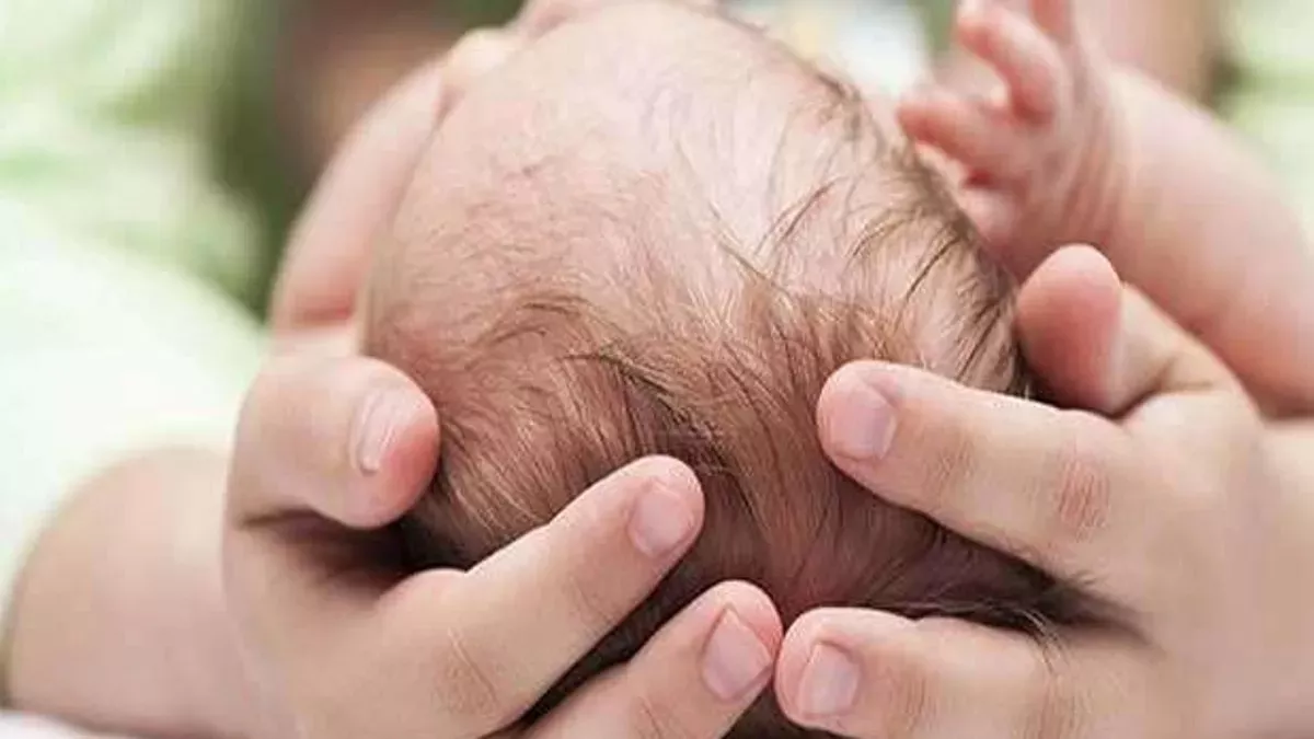 निसंतान मुस्लिम सहेली को नवजात बच्ची गोद देकर मुश्किल में आई हिंदू महिला।