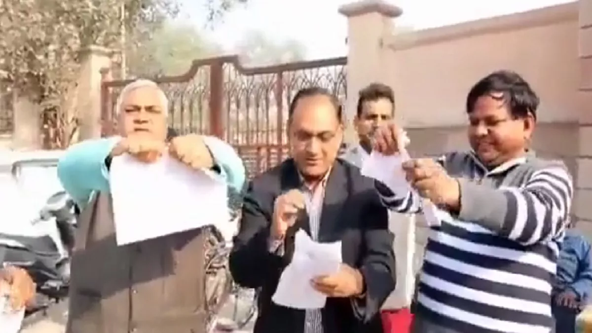 लखनऊ के वृंदावन योजना में जलाई गई रामचरितमानस की प्रतियां।
