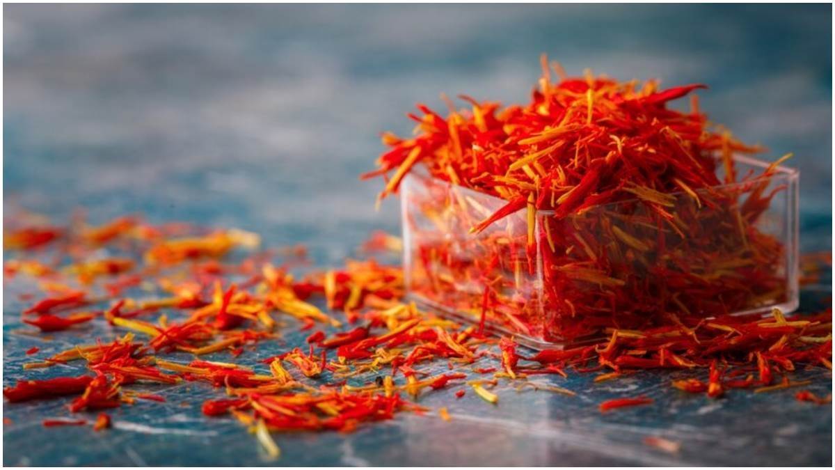 Kesar Water Benefits: पुरुषों के लिए किसी वरदान से कम नहीं है केसर का पानी,  मिलते हैं ये गजब के फायदे - Saffron Water Is Like Medicine For Men Health  Know These