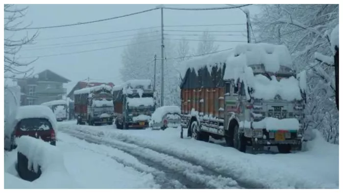 Shimla: कुफरी नारकंडा में हिमपात और वर्षा के साथ आंधी, 3 एनएच सहित 431 सड़कें बंद, 2223 ट्रांसफार्मर खराब