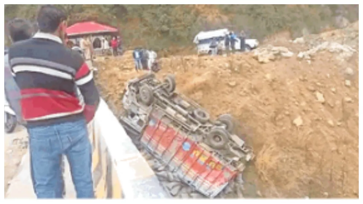 Hamirpur Accident: सीमेंट से भरा ट्रक अनियंत्रित होकर पलटा, चालक सहित तीन लोग घायल