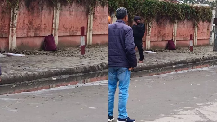 सोमवार को बठिंडा में आईजी कोठी के बाहर लोगों ने एक लावारिस बैग देखा