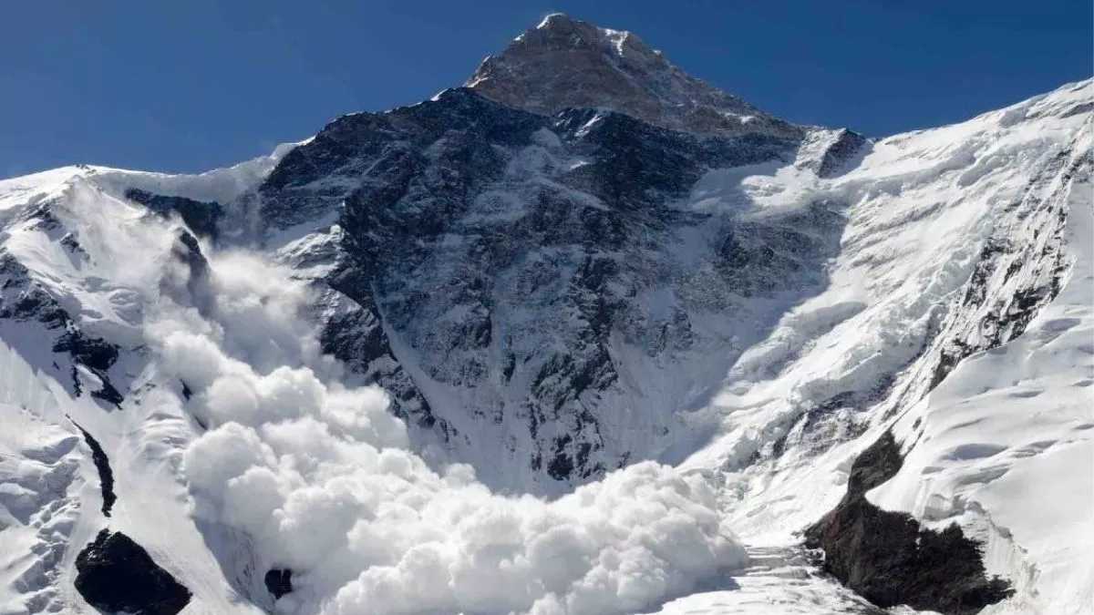 जम्मू-कश्मीर में लागातार हो रही बर्फबारी के चलते तापमान में गिरावट दर्ज की जा रही है