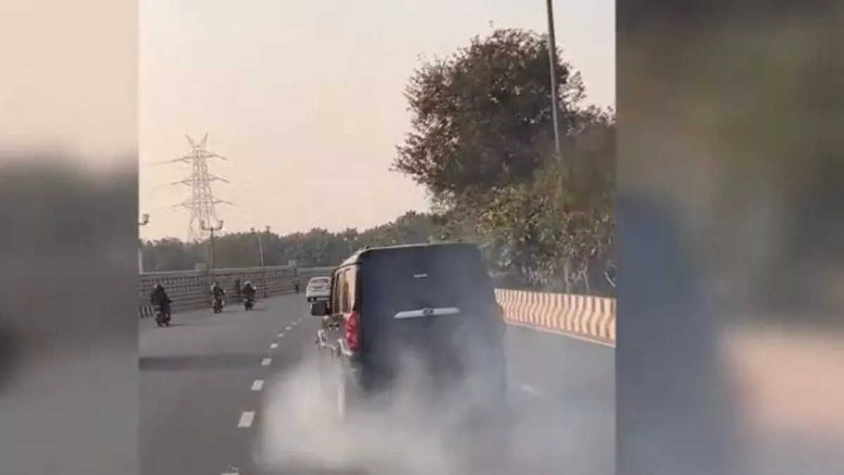 हाइवे पर गाड़ी चलाते समय न करें ये काम
