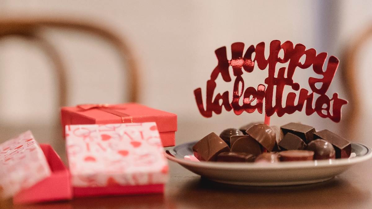 Valentine Gift For Girlfriend: प्यार हुआ, इज़हार है करना, तो इन वैलेंटाइन गिफ्ट से बेहतर नहीं है कोई ऑप्शन