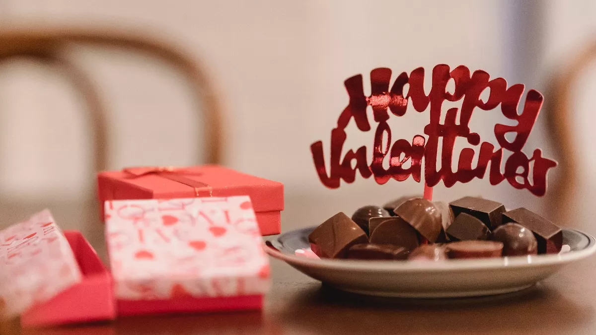 Valentine Gift For Girlfriend: प्यार हुआ, इज़हार है करना, तो इन वैलेंटाइन गिफ्ट से बेहतर नहीं है कोई ऑप्शन