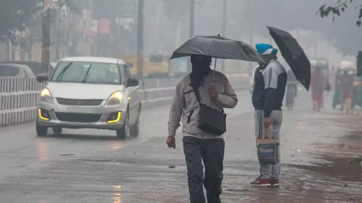 Uttar Pradesh Weather Update: लखनऊ समेत 53 जिलों में बूंदाबांदी के बाद गिरा तापमान, ठंडी हवाओं ने बढ़ाई ठिठुरन